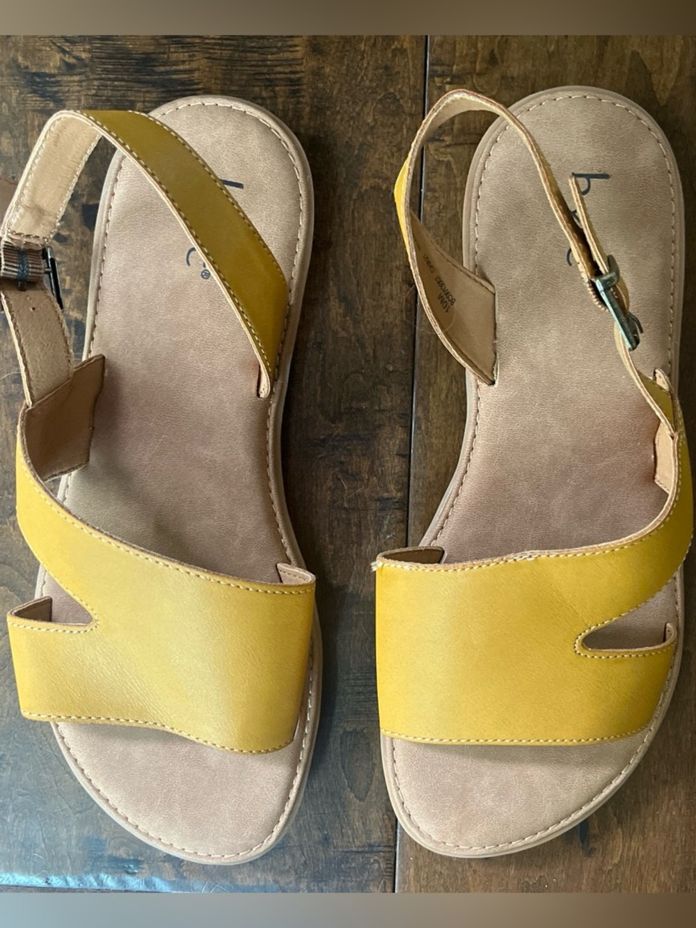 b.o.c. Yellow ochre faux leather sandals with ankle straps sz. 10